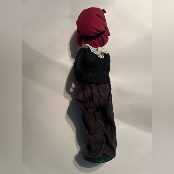 Byers Choice Carolers Christmas Woman with Christmas Wreath 2007 - Picture 4 of 4